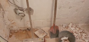Sloopwerk, demonteren van oude badkamer, toilet M.A.Vos BV